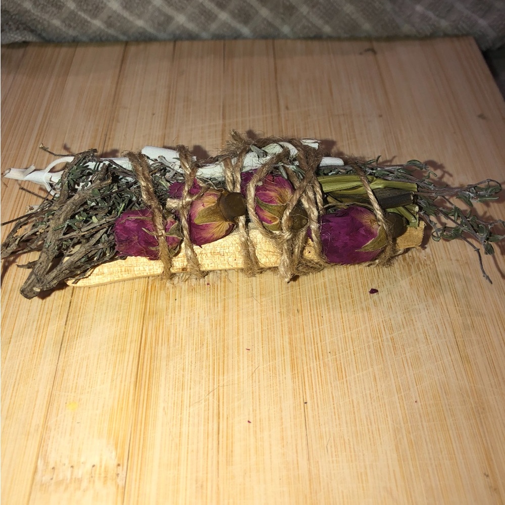 Organic White sage, thyme, rose hip
